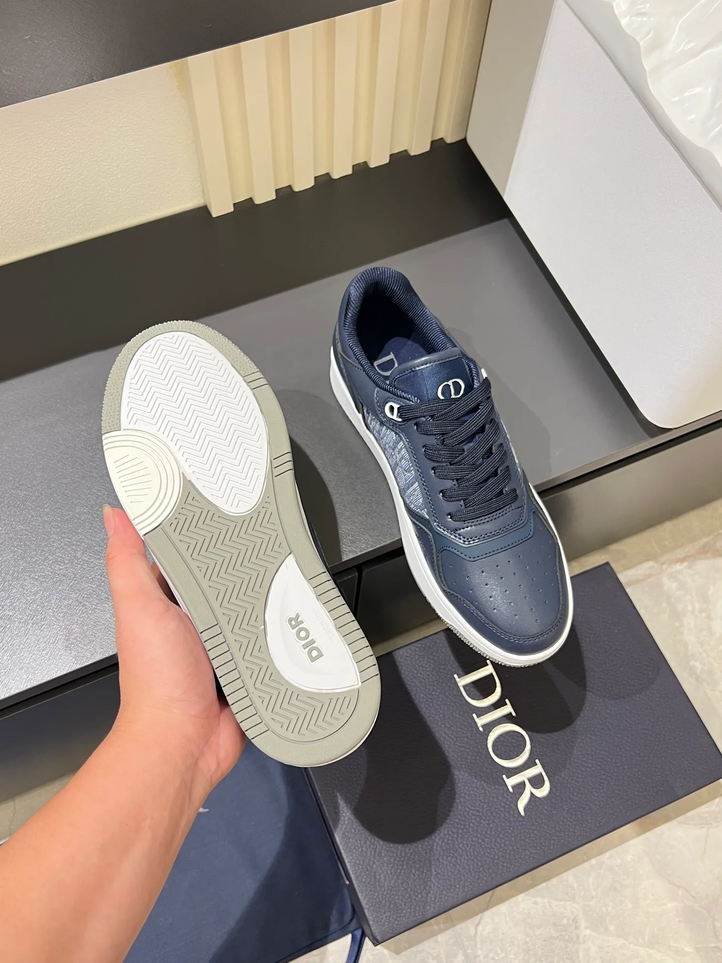 Men's shoes 💰p400 "Dio*" mid-top B27 casual sneakers. This B27 high-top sneaker is a new product in the series and continues Di*r's classic style. Crafted from gray and white smooth calf leather with beige and black Oblique print panels on the sides. The "CD Icon" shaped shoelace eyelets are clever and delicate, and the two-color rubber sole, rear collar and heel are all equipped with the brand's iconic details to enhance the style. Oblique printed straps at the ankle allow for an adjustable fit to complement the overall design. Fashionable and versatile, it can complement any look. Create an exquisite design with unique dynamic vitality and modern atmosphere, presented in low-top and high-top styles. This new must-have shoe adds a new dimension to Dior's archive heritage, embodying modern elegance. Purchase the original version and make it 1:1. If you need top quality, please come to me! Male 38-44!